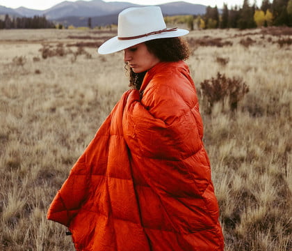 Stay warm and cosy in the backcountry with the Kammock Bobcat quilt
