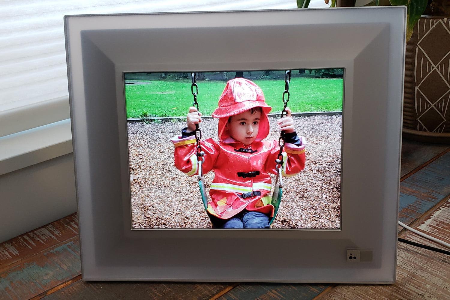 Picture this: The Aura packs thousands of photos in a single frame (for a price)