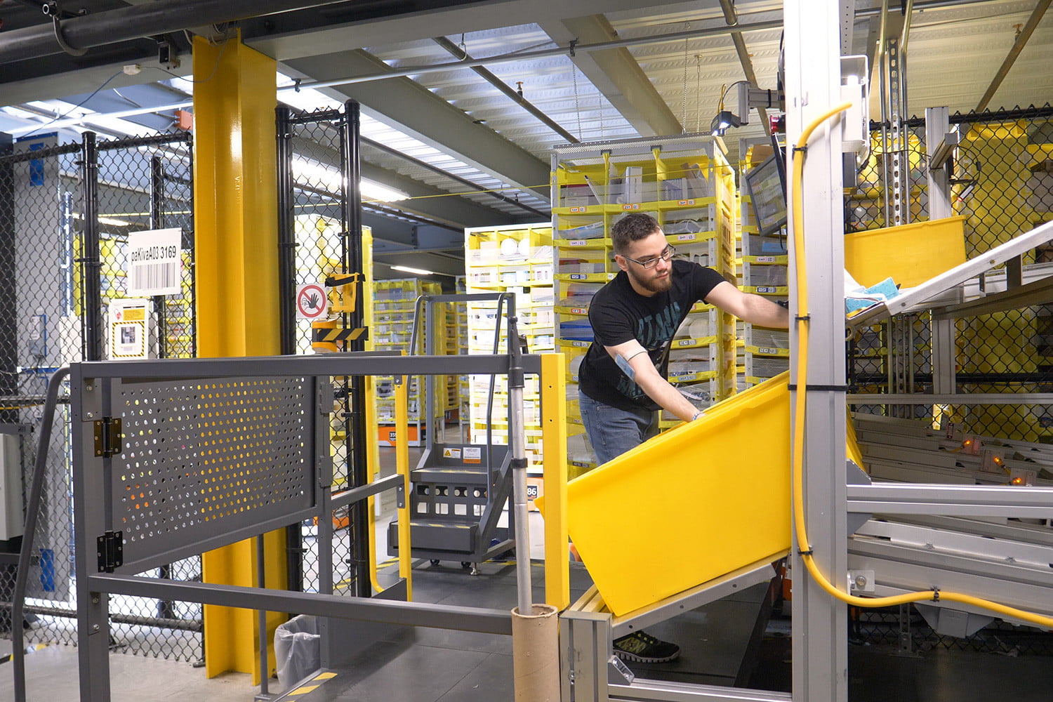 ‘Tech vest’ prevents Amazon workers from colliding with robot co-workers