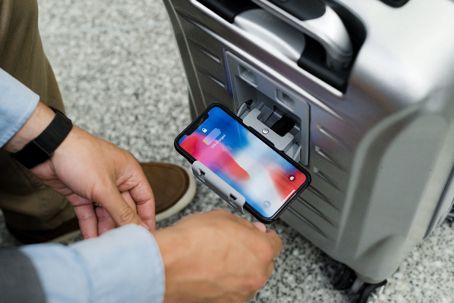 Smart luggage does it all with wireless charger, built-in scale, GPS tracking